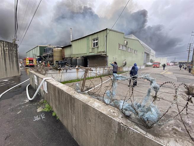 旭富延烧4厂房，当地里长控远雄水泥封路导致延误救灾。（蔡依珍摄）