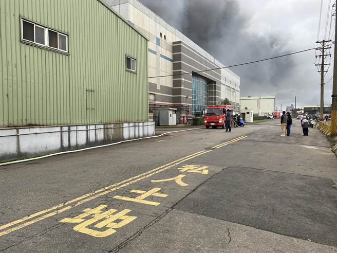 旭富延烧4厂房，当地里长控远雄水泥封路导致延误救灾。（蔡依珍摄）