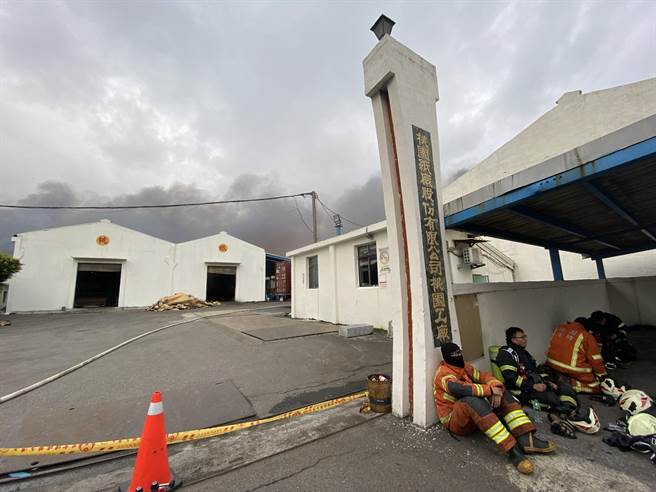 紧邻旭富的纸厂惨遭波及。（蔡依珍摄）