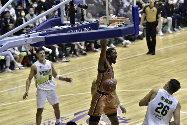 领航猿洋将杰克飞身爆扣，整个人都挂在篮框上。(领航猿提供)