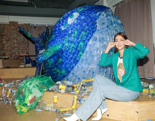 大霈出席「2020热青年互动展」，热爱海洋的她看到鲸豚特别有感。（卢祎祺摄）