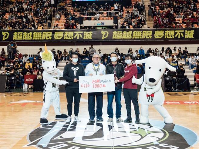 福尔摩沙台新梦想家篮球队周末开幕赛，台新银行总经理暨荣誉领队尚瑞强邀500多位客户亲临现场加油。图／业者