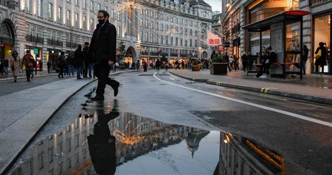 英国首相强生宣布，20日起伦敦、英格兰东部、英格兰东南部等地进入第4级疫情警报。（图／达志／美联社）