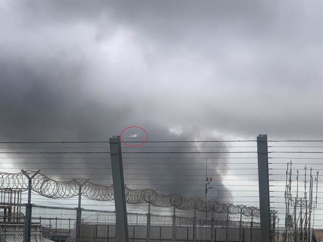 临近桃园国际机场的旭富制药工厂今午发生爆炸，飞机起飞需穿越直窜天际的浓烟数秒钟，画面让人看了怵目惊心。（图／陈泳溙摄）