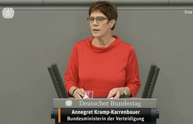 德国防长卡伦鲍尔曾表示，德国在印太地区的伙伴如澳大利亚、日本、韩国与印度，感到越来越受到中国权力主张的压制，他们想要一个明确的团结信号，现在是德国发出信号的时候了。（图／推特@akk)