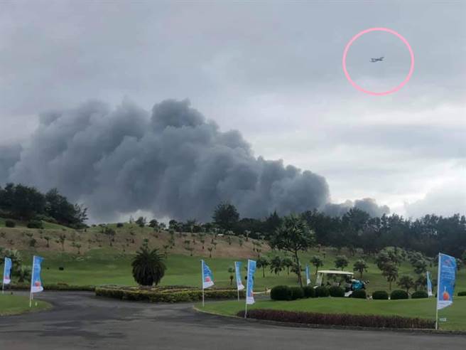 在火警附近打高尔夫球的民眾，捕捉到飞机飞过浓浓黑烟，网友看到照片惊喊：「快烧到飞机了」。（图／读者提供）