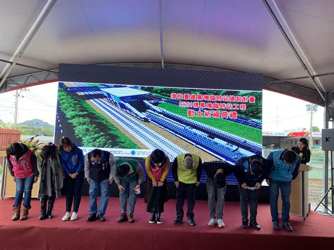 被视为下届新北市长人选的苏巧慧，致词时在台上一一唱名蓝绿议员上台，并率眾议员向中央部会、地方里长「深深一鞠躬」。（许哲瑗摄）