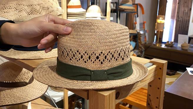 平价蔺草帽编织纹路较粗。（巫静婷摄）