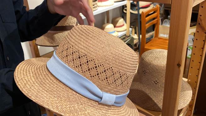 中价位的蔺草帽可见编织纹路较细。（巫静婷摄）