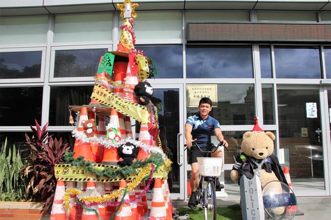 興國派出所為了增添節慶活潑氣氛，將平時用來交通督導的三角錐、封鎖線，打造成警風十足的聖誕樹，還結合腳踏車發電原理，只要踩踏幾下就能點亮整顆聖誕樹，節能又減碳。（黃婉婷攝）