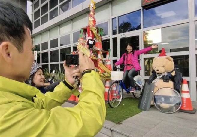 警風十足的環保聖誕樹吸引不少民眾拍照打卡，大讚實在太有創意。（黃婉婷攝）