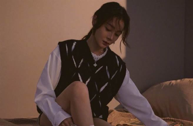 33岁大陆女星袁姗姗以《笑傲江湖》、《宫锁连城》等古装剧后迅速走红，靠着甜美脸蛋与165cm好身材圈粉无数。（图／摘自微博@精彩OK）
