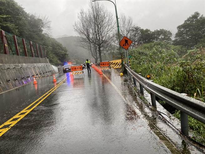 阳金公路（台2甲线8.4公里处）20日下午2时许，传出边坡坍方、路基流失，造成道路严重龟裂双向车道封闭。（金山区公所提供／叶书宏新北传真）