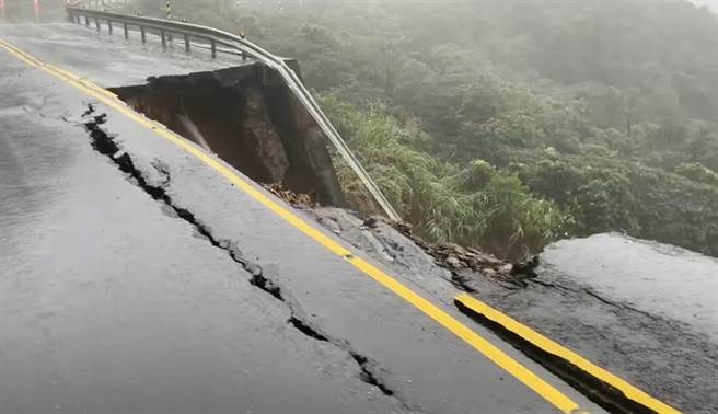 阳金公路（台2甲线8.4公里处）20日下午2时许，传出边坡坍方、路基流失，造成道路严重龟裂双向车道封闭。（金山区公所提供／叶书宏新北传真）