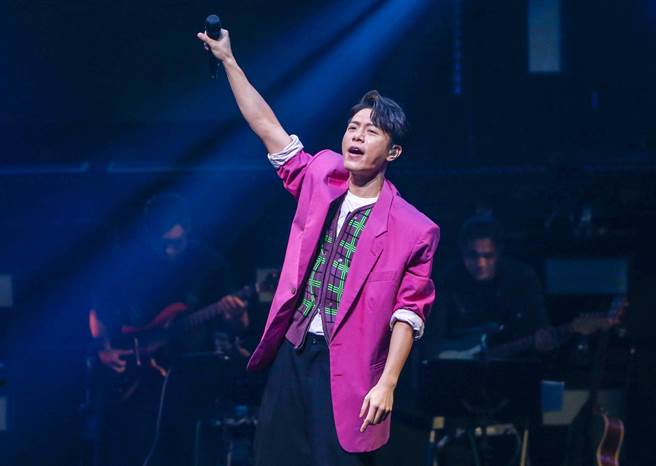 韦礼安今继续在北流开唱。（粘耿豪摄）