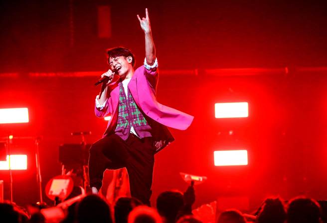 韦礼安今继续在北流开唱。（粘耿豪摄）