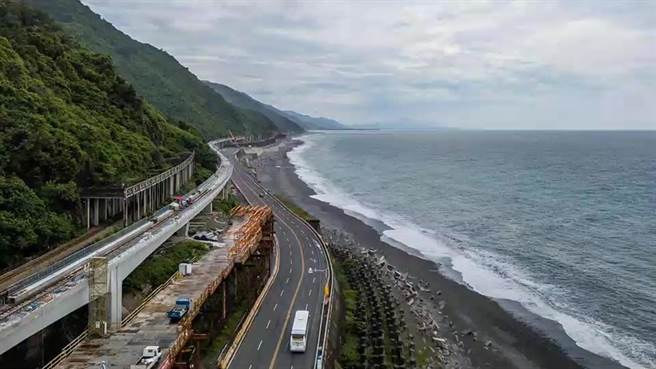 南迴铁路电气化20日举行通车典礼，其工程是由许多无名英雄日以继夜的沿着南迴险峻的地势施工，还得利用夜间列车停驶才能开始上工，空间和时间都被严重限制。（铁道局提供／蔡旻妤台东传真）