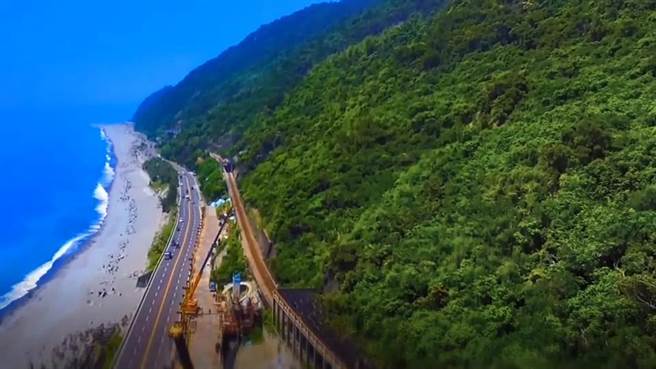 南迴铁路电气化20日举行通车典礼，其工程是由许多无名英雄日以继夜的沿着南迴险峻的地势施工，还得利用夜间列车停驶才能开始上工，大部分桥墩基础位于山腰。（铁道局提供／蔡旻妤台东传真）