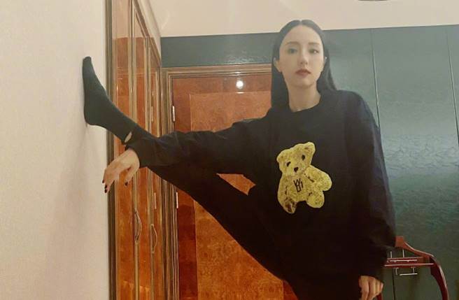 董璇豪开一字马，回击网呛她武打戏用假腿的传闻。（图／取材自董璇微博）