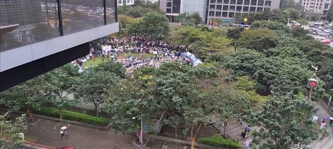 媒体19日举办挺川普游行，有网友在PTT贴出空拍图，引来网友围观。(图翻摄PTT)