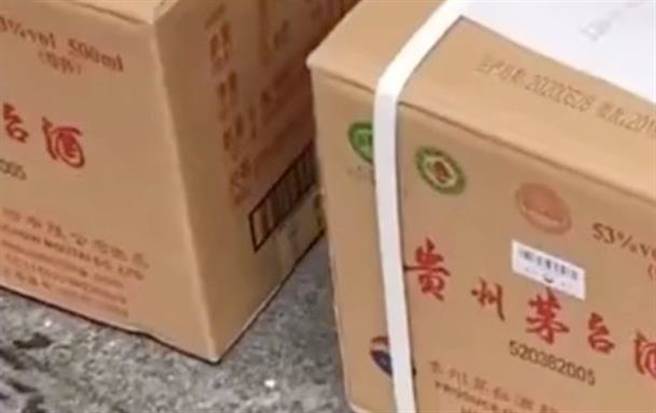 長沙市商品監管部門突擊檢查時發發現同款假酒仍在涉事店中持續販售。（圖／東網）