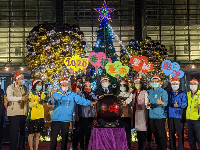 台南新营民治市政中心耶诞晚间举行点灯仪式。(庄曜聪摄)