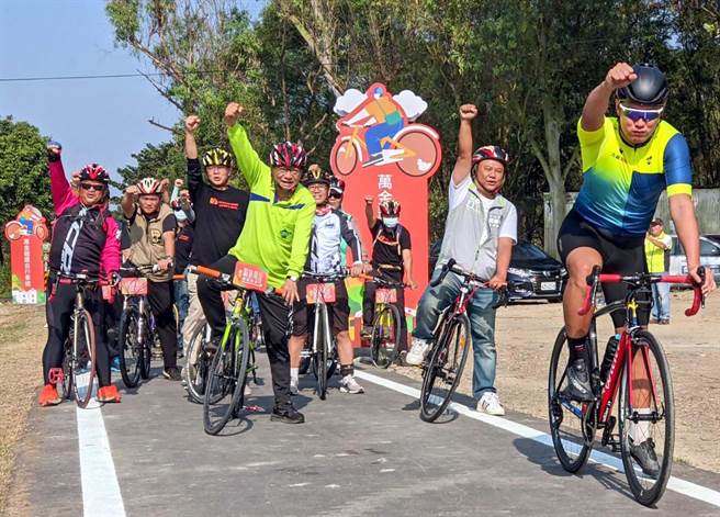 万金糖铁自行车道连结沿山公路185县道，串起万峦、潮州、崁顶、南州与林边等5乡镇的观光景点，县长潘孟安（绿衣者）也骑车体验。（潘建志摄）