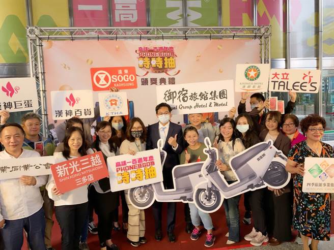 「高雄一百时时抽」已累计登陆逾10亿元，经发局宣布21日再加码抽出300张住宿券、逾百份电影票等好礼。（柯宗纬摄）