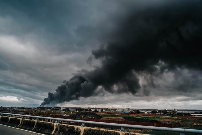 浓烟直窜天际，形成一条「黑色巨龙」，数公里外都能看见。（郭吉铨摄）