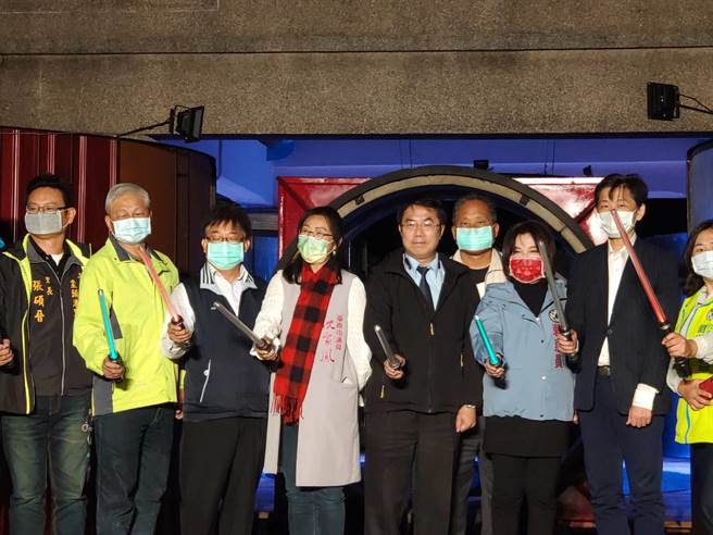 「漫月美行动─月之美术馆2020年度特展」，20日晚间在盐水区修德拜亭广场举行启灯仪式。(庄曜聪摄)