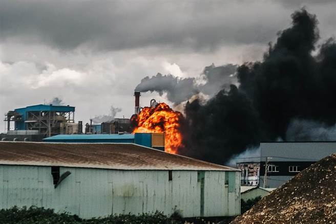 旭富制药厂火势太猛烈 恐怕明天才能扑灭（郭吉铨摄）