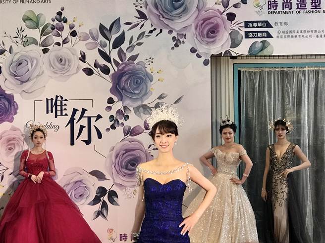 崇右科大时尚造型设计系20日以「唯你wedding」为主题，模仿婚纱展的方式举办策展。（陈彩玲摄）