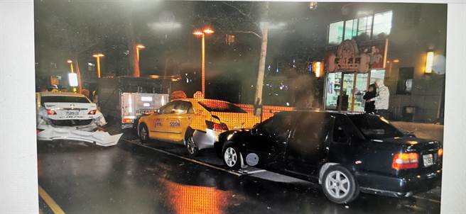 69岁王姓男子今（20日）下午5时许，开车行经新北市永和区永元路、永利路口，突然暴衝撞上前方80岁曾姓男子驾驶的汽车，波及另外10辆汽机车。（翻摄）