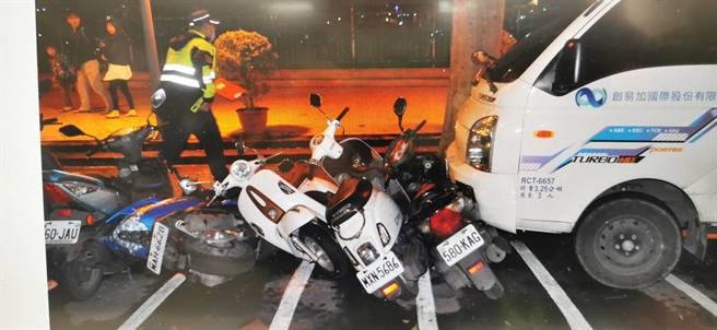 69岁王姓男子今（20日）下午5时许，开车行经新北市永和区永元路、永利路口，突然暴衝撞上前方80岁曾姓男子驾驶的汽车，波及另外10辆汽机车。（翻摄）