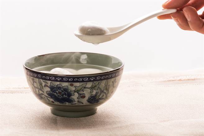 營養師說，怕胖的人千萬別挑花生湯圓，吃一顆得快走20分鐘，才能將熱量消耗掉。（達志影像/shutterstock)