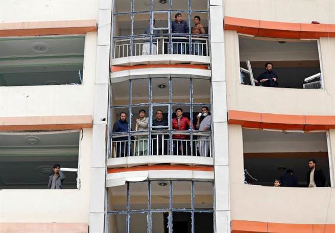 炸彈攻擊破壞力很大，周邊建築物的窗戶全碎了。(圖/路透社)