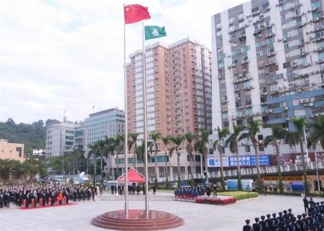 澳门金莲花广场今早举行回归21周年升旗仪式。（取自东网）