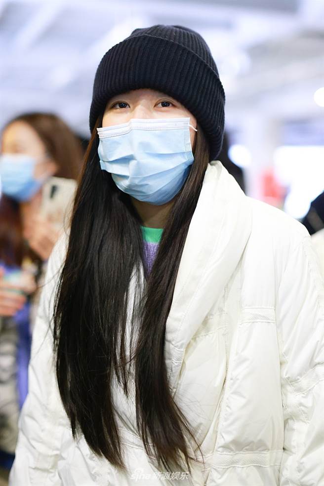 赵露思现身上海机场，整个人包紧紧。(图/翻摄自新浪)