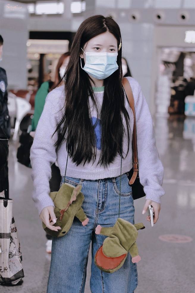 赵露思脸上的口罩大到不科学。(图/翻摄自新浪)