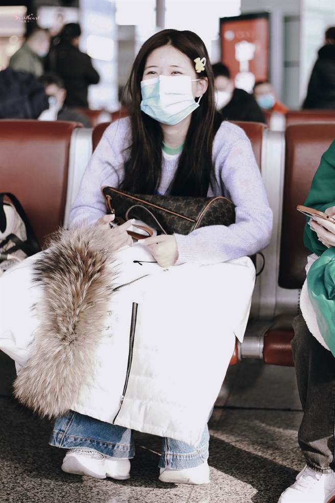 赵露思只露出一双笑眼，融化网友们。(图/翻摄自新浪)