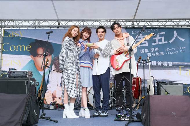 泱泱（左二）送汤圆给告五人犬青（左起）、谦哥、云安。（相信音乐提供）