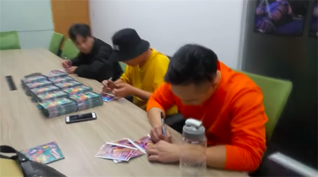 XUNDAY三成员为见面会亲写感谢语。（XUNDAY官方YouTube截图）