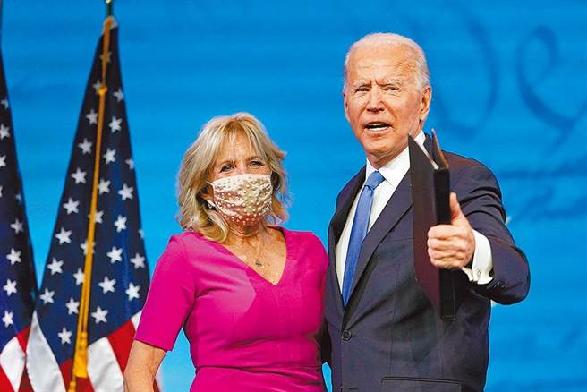 美国总统新当选人拜登（左），21日将接种新冠肺炎疫苗。（美联社）
