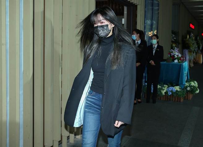谢金燕出席吕晓栋告别式。（粘耿豪摄）