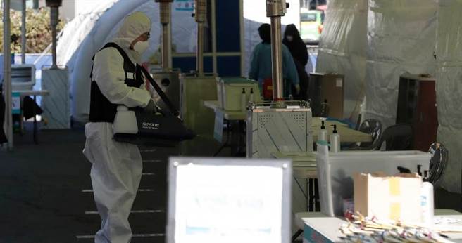 南韩1名确诊病患，趁着转院时搭乘计程车逃走。南韩救护车示意图。（图／达志／美联社）