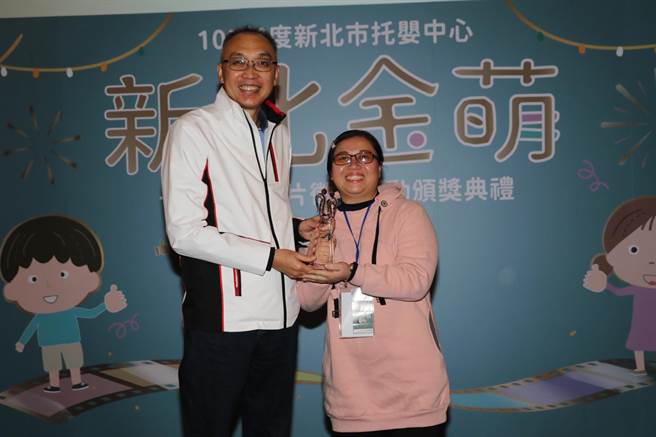 获得公托专业组第1名为三峡鸢山公托中心 ，由谢政达颁发给赖字仪老师（右）。（许哲瑗摄）