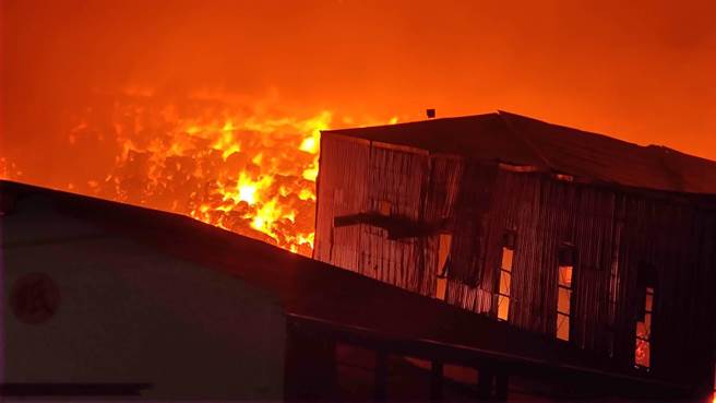 旭富制药入夜后继续烧，染红天空。(蔡依珍摄)