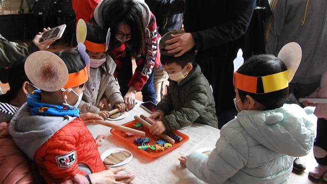 捏陶体验。（莺歌幼儿园提供／许哲瑗新北传真）