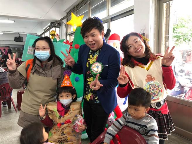 开心发圣诞礼物。（莺歌幼儿园提供／许哲瑗新北传真）