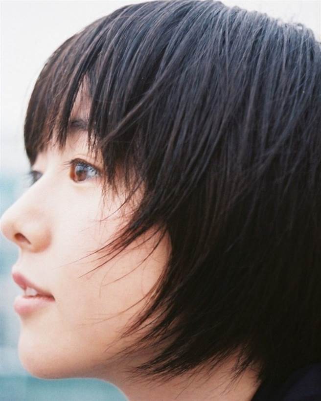 唐田英里佳偷偷復出，为摄影杂志写专栏之外，事务所也PO岀其短髮近照。（图／翻摄自日网）